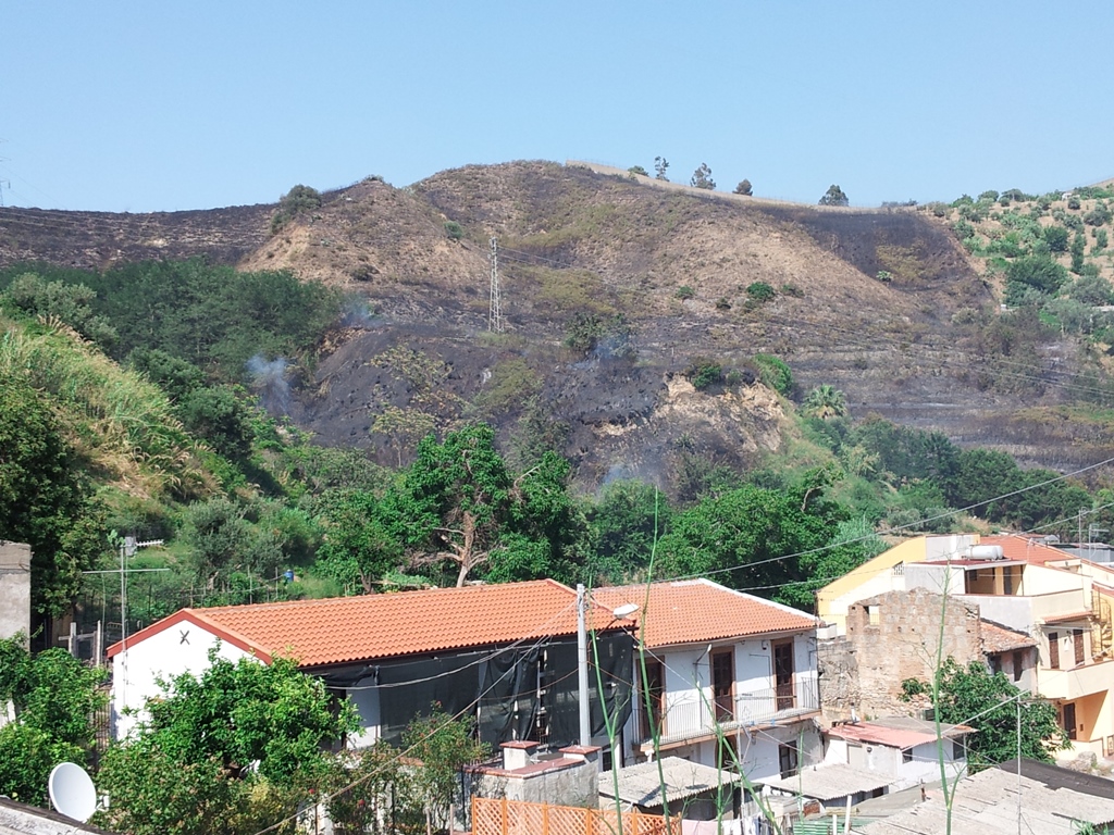 Messina Bruciano Il Torrente Trapani E Scoppo Vasto Incendio A Un