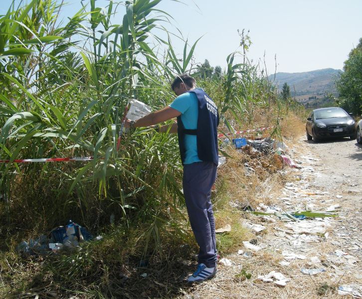 Reggio Sequestrata Discarica Abusiva Di Rifiuti Pericolosi Sulla