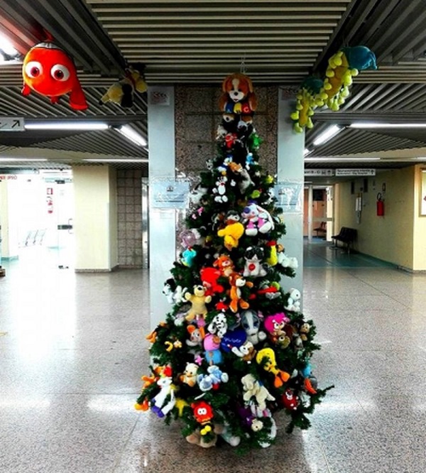 Immagini Dei Giochi Di Natale.Allestito Un Albero Di Natale All Ingresso Del Padiglione Ni Dell Ospedale Policlinico Di Messina Foto Stretto Web