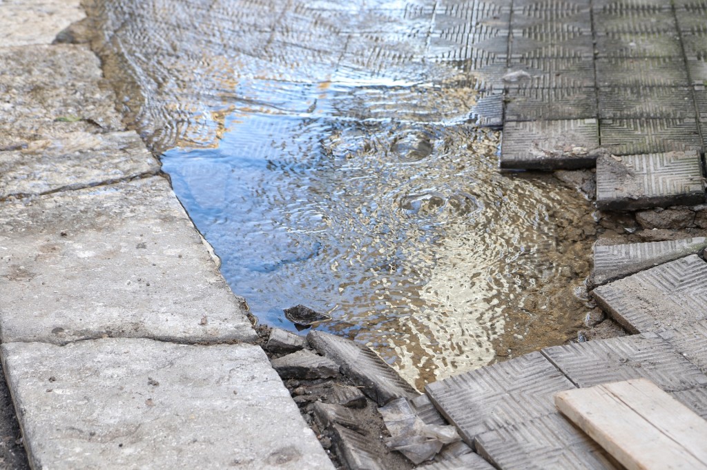 Reggio Calabria Copiosa Perdita Di Acqua In Via Del Salvatore FOTO E