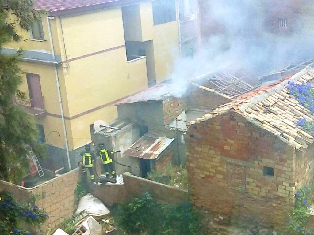 Reggio Calabria Incendio In Pieno Centro Nube Di Fumo Tra Le Case