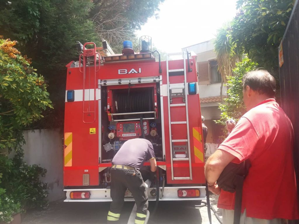 Messina Paura All Annunziata Divampa Incendio All Interno Di Una