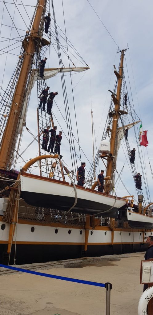 Reggio Calabria La Meravigliosa Nave Scuola Palinuro Della Marina