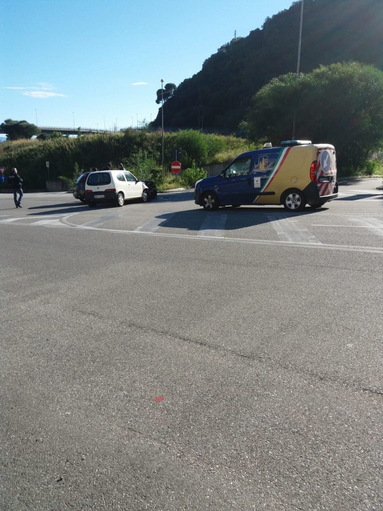 Messina Ennesimo Incidente Allo Svincolo Di Giostra Auto Distrutte