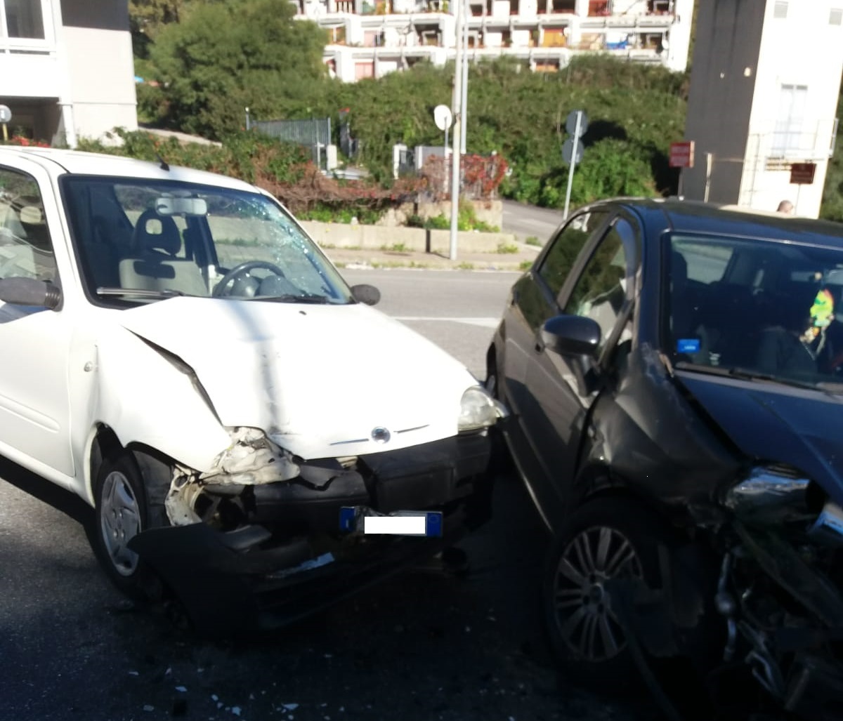 Messina Ennesimo Incidente Allo Svincolo Di Giostra Auto Distrutte