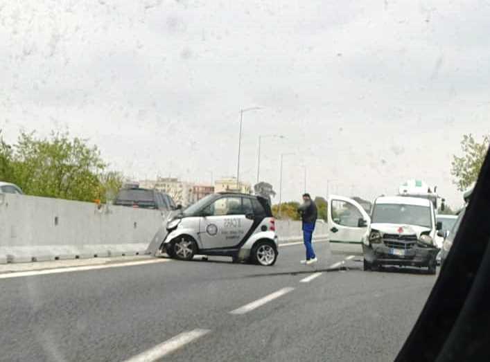 Reggio Calabria Incidente Tra Modena E Arangea Traffico In Tilt Sulla