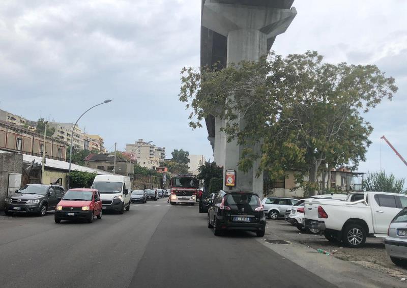 Reggio Calabria Incendio In Un Fabbricato Di Pentimele Sul Posto I