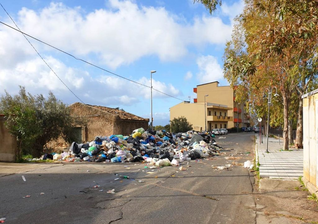 Il Triste Natale Di Reggio Calabria Montagne Di Spazzatura Ma Il