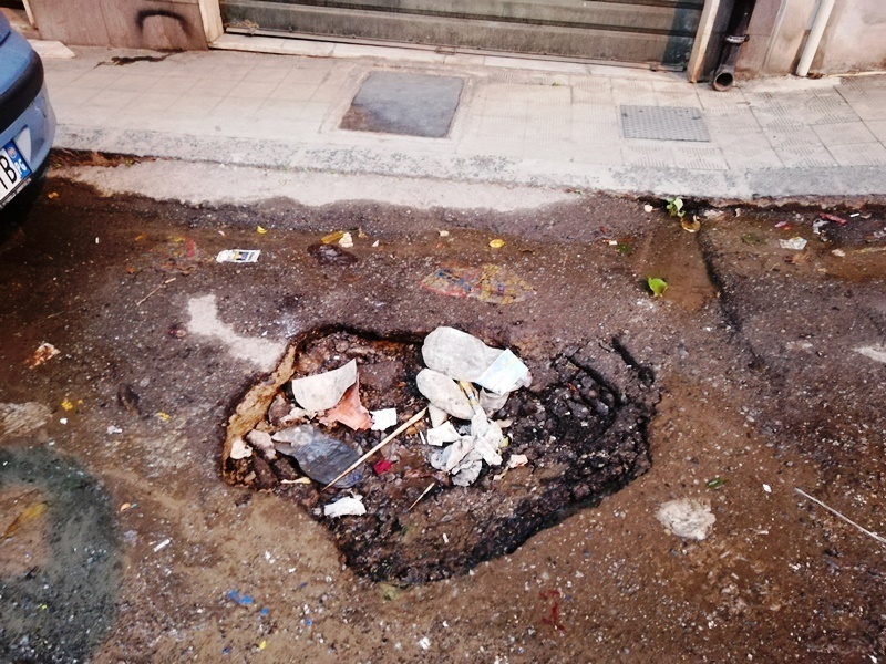 Reggio Calabria Copiosa Perdita Di Acqua In Via Aldo Moro Foto