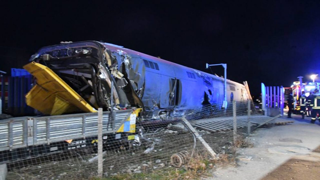 Cosenza Treno Deraglia A Santa Maria Di Montalto Uffugo Almeno Un Ferito Live Strettoweb