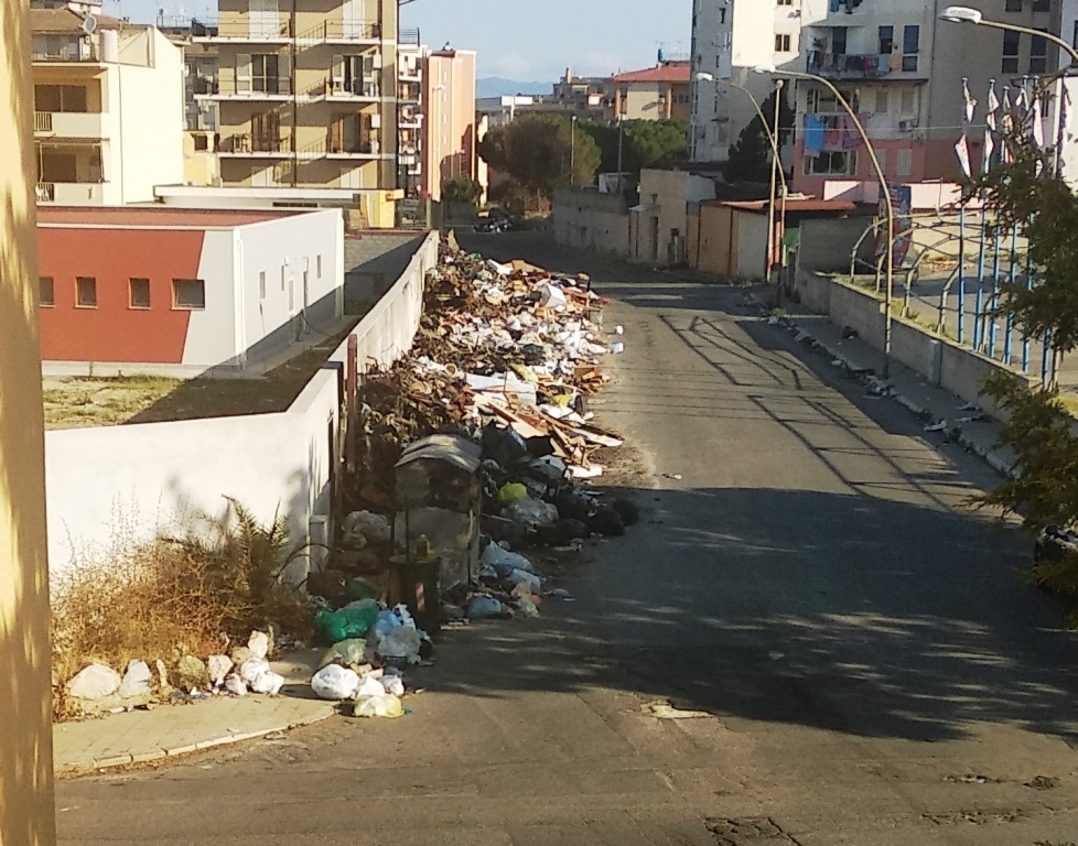 Reggio Calabria Continua L Emergenza Rifiuti Ciccarello Sommersa