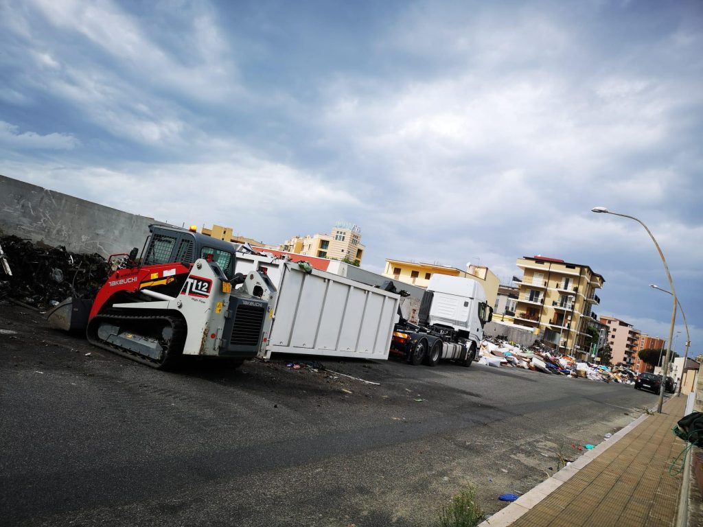 Emergenza Rifiuti Reggio Calabria Spazzatura Da Cinema In Zona