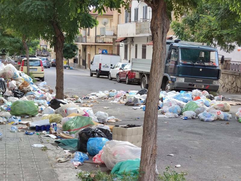 Emergenza Rifiuti A Reggio Calabria Prosegue La Protesta A Santa