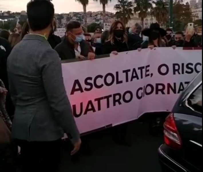 Coronavirus E Proteste A Napoli Gli Imprenditori Inscenano Un Funerale