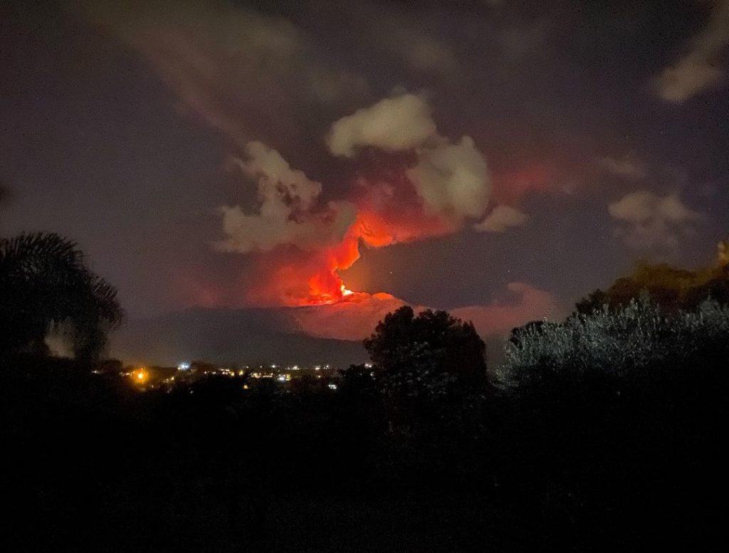 Violenta Eruzione DellEtna Nella Notte Forti Boati E Fontane Di Lava