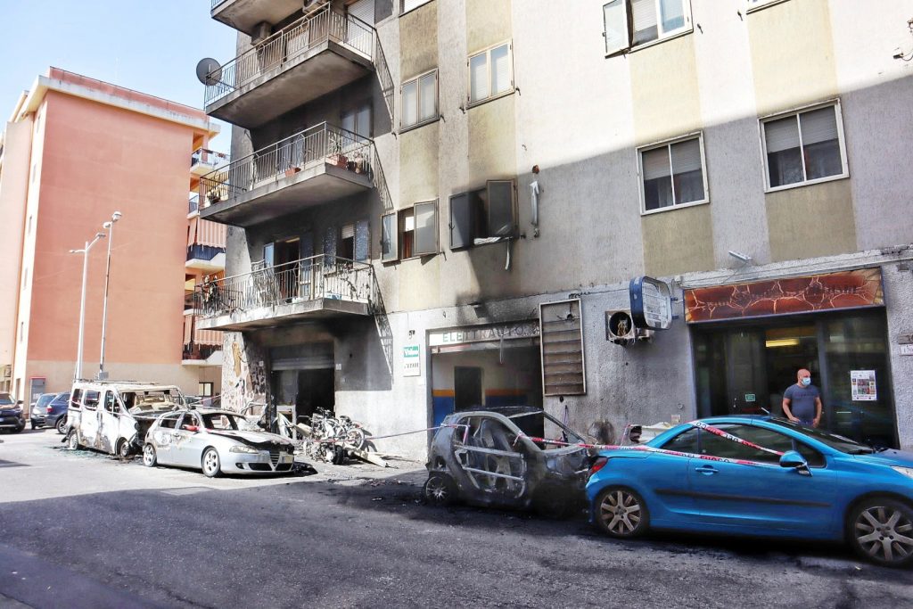 Reggio Calabria Paura A Tarda Notte Incendio In Via Pio Xi Mezzi