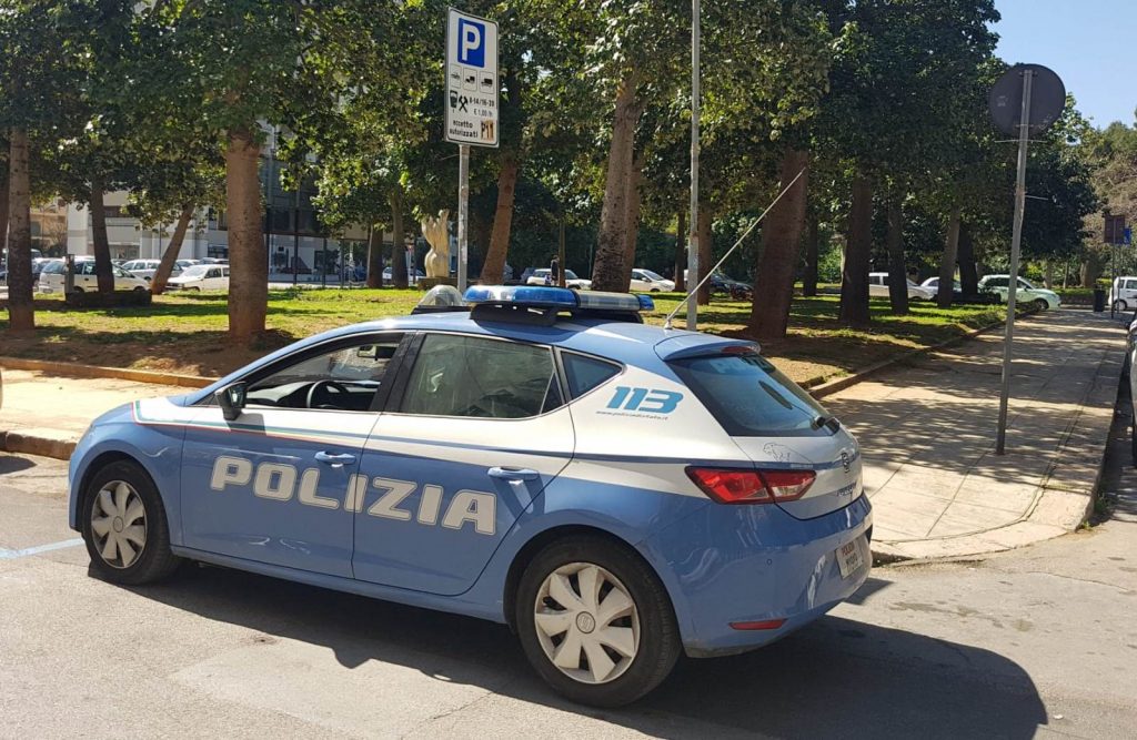 Cosenza Bimbo Di Anni Minaccia Di Buttarsi Dal Balcone Salvato Da