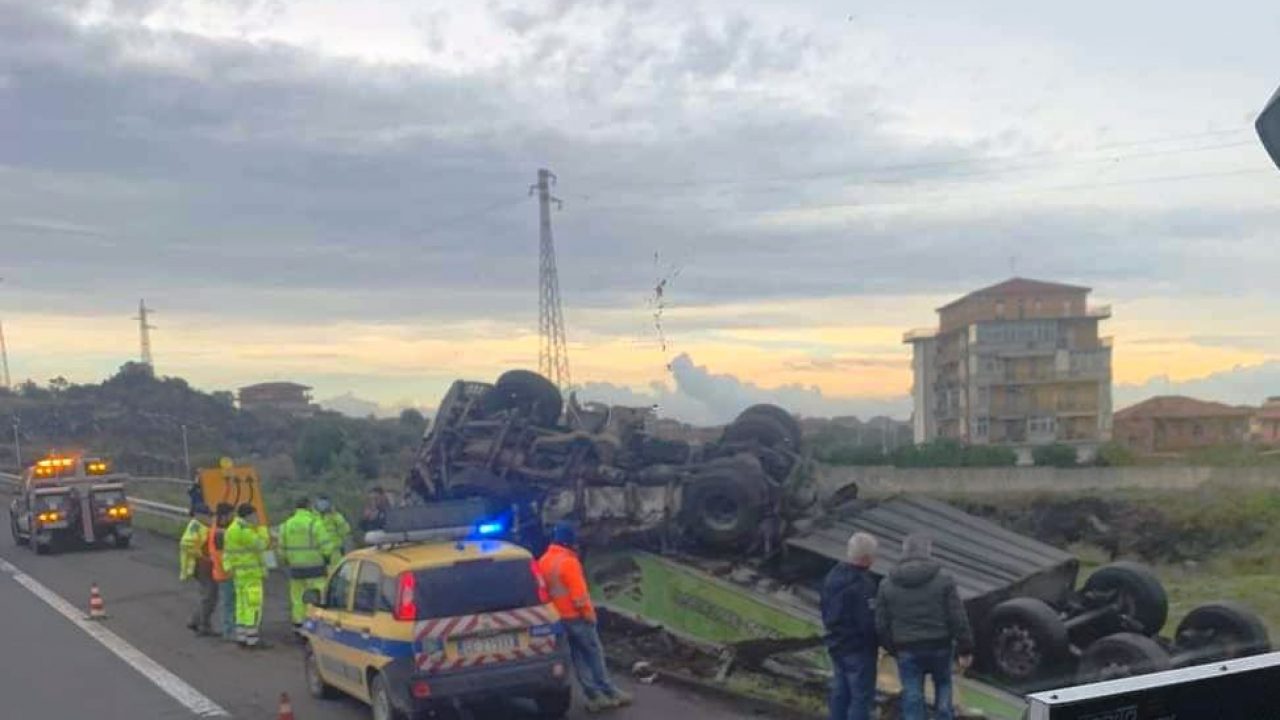 Catania Autoarticolato Finisce Fuori Strada E Si Ribalta In Tangenziale Strada Chiusa Per Il Recupero Del Mezzo Pesante Strettoweb