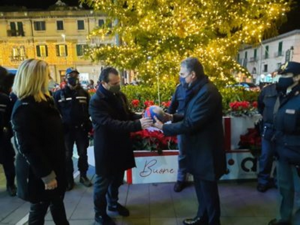 Natale A Messina A Piazza Cairoli Il Questore Ha Consegnato Una