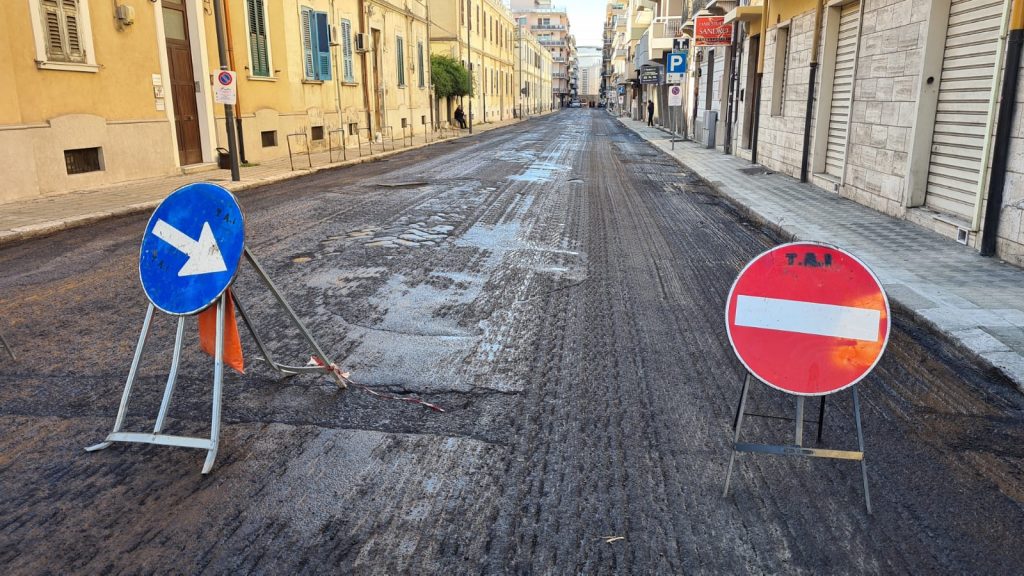 Reggio Calabria In Corso Il Rifacimento Del Manto Stradale In Via