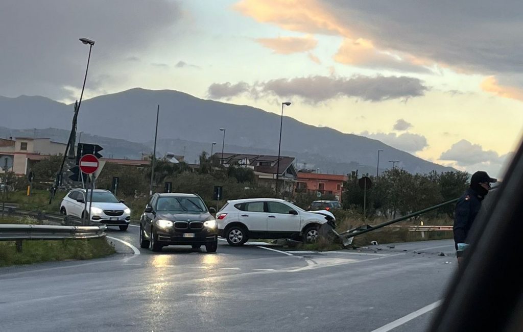 Reggio Calabria Nuovo Grave Incidente Sulla Ss Auto Sbanda Allo