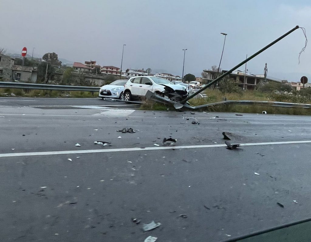 Reggio Calabria Nuovo Grave Incidente Sulla SS106 Auto Sbanda Allo