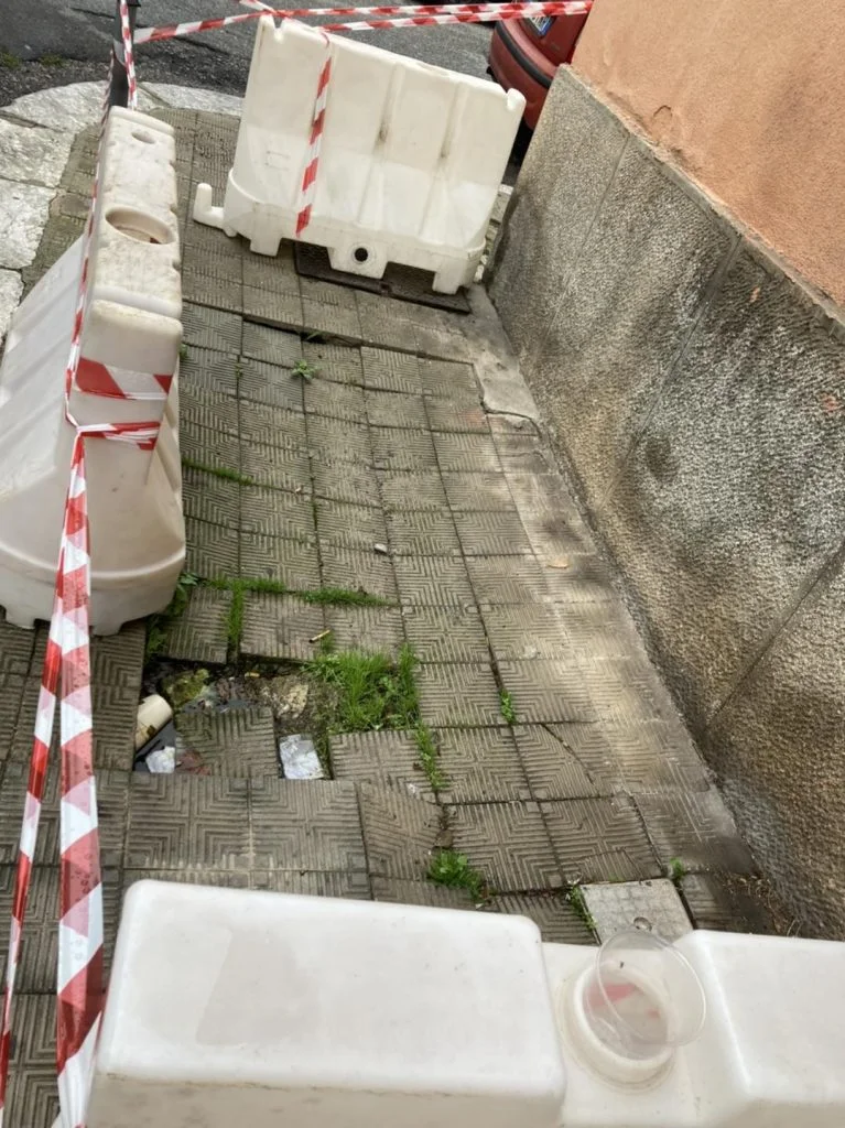 Reggio Calabria Un Pericolo Anche Camminare Sui Marciapiedi La