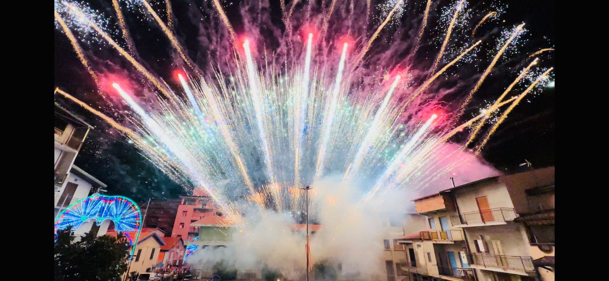 I Fuochi D Artificio Incantano Sant Eufemia Nel Giorno Della Madonna