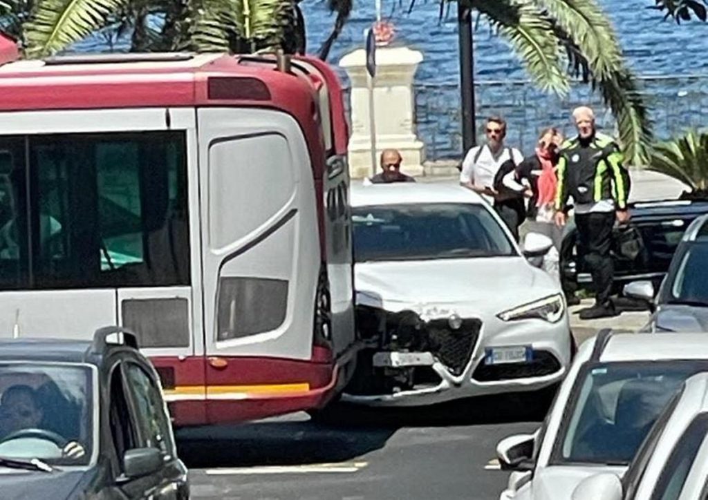 Reggio Calabria Incidente Sul Lungomare Scontro Auto Bus