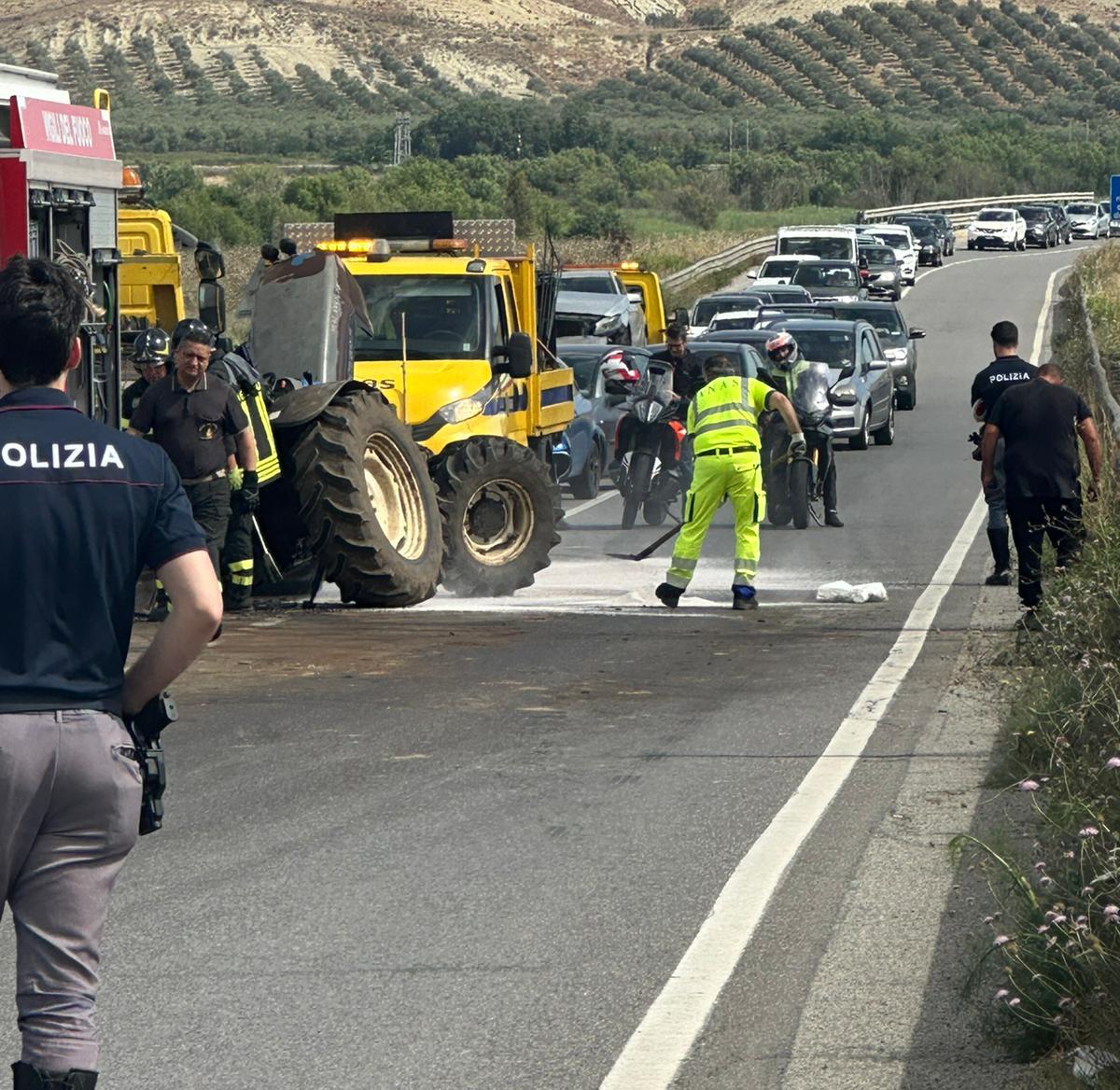 Crotone Incidente Sulla SS106 Scontro Tra Auto E Trattore