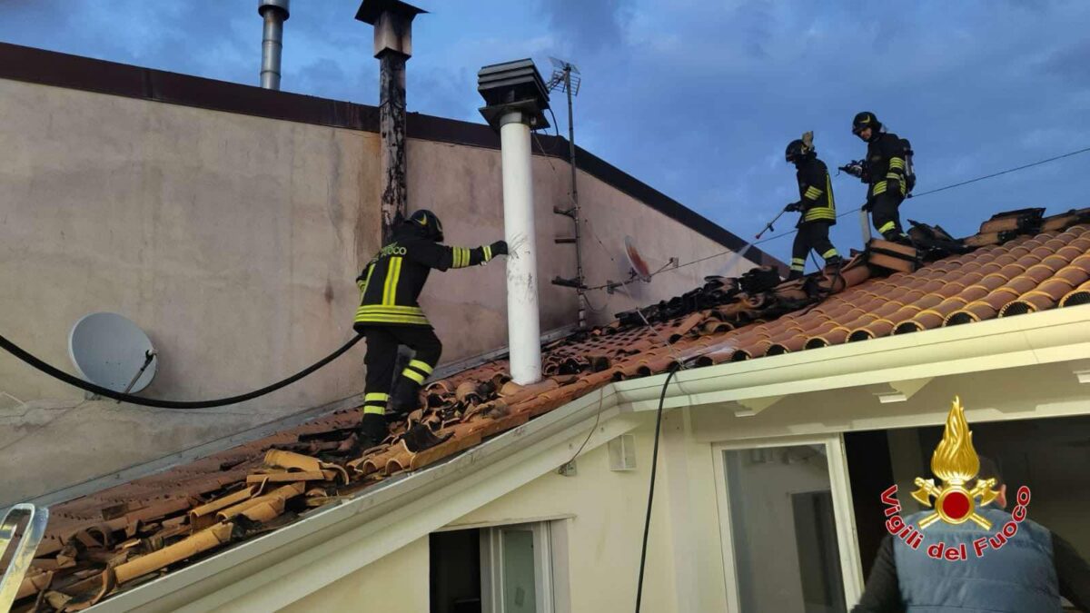 Crotone Canna Fumaria Provoca Incendio In Una Casa Intervengono I