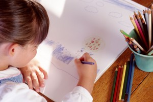 Bambina disegna