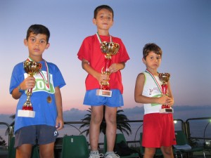 Nella foto i vincitori della categoria Esordienti C maschili da sinistra Alessio Foti, Nicola Leone e Giuseppe Aprile.