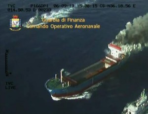 Gdf segue nave carica di droga, equipaggio da fuoco a carico