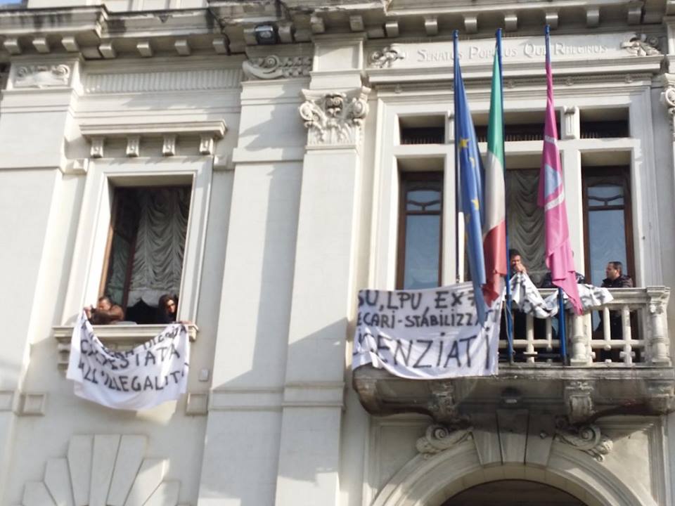 Reggio Durissima Protesta Dei Lavoratori Lsu Lpu A Palazzo San Giorgio