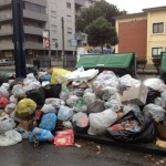 Rifiuti: sacchi di spazzatura accatastati vicino ai cassonetti a Reggio Calabria
