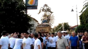 PROCESSIONE FERMA A CASA BOSS,INFORMATA LA DDA