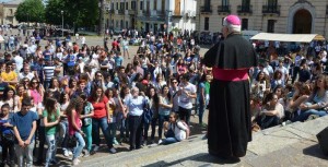 vescovo Milito con i giovani