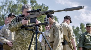 Ukrainian President Petro Poroshenko checks a new Ukrainian sniper rifle