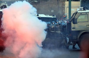 Corteo Roma: barricate con cassonetti vicino a Porta Pia