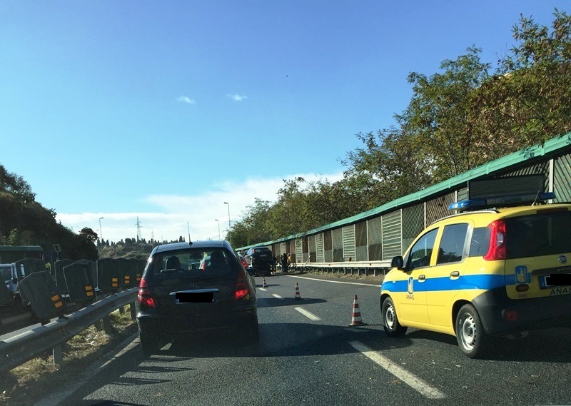 Reggio Rocambolesco Incidente Sul Raccordo Traffico Bloccato Foto