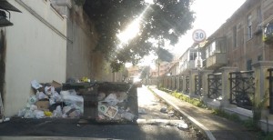 rifiuti bloccano la strada