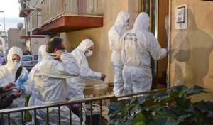 Uomini della polizia scientifica entrano nell'abitazione dei genitori di Loris Stival per una perquisizione a casa, Santa Croce Camerina (Ragusa), 3 dicembre 2014. ANSA / CIRO FUSCO