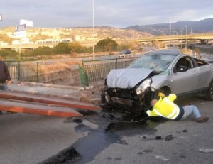 auto-sbandata-in-torrente-a-Reggio-Calabria