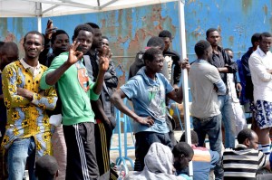 migranti a Catania - foto LaPresse/Di Grazia 