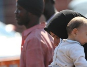 Una famiglia sbarcata dalla nave Etna della Marina Militare attraccata il 19 luglio 2014 al porto di Salerno con a bordo 2186 migranti tra cui molti bambini, 19 Luglio 2014, Salerno. ANSA/ CESARE ABBATE