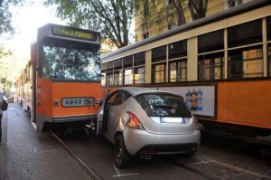 MILANO 03/08/2012 - VIA VINCENZO MONTI - INCIDENTE TRA DUE TRAM ED UN AUTO - FERITI - POLIZIA SUL POSTO - FOTO FURLAN/NEWPRESS - INCIDENTE TRAM-AUTO IN VIA MONTI - fotografo: FURLAN