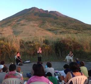 Festa Teatro EcoLogico_2014_Nadia Fusini con Antonia Harper e Laura Mazzi la poesia di Emily Dickinson a 400 metri sul Vulcano_Foto 7