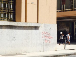 scritte ingiuriose contro d'amico