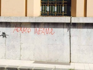 scritte ingiuriose contro piero adamo